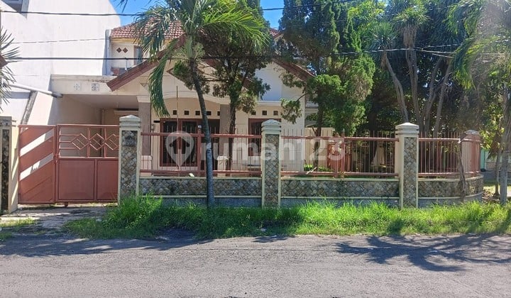 Rumah Besar di Jalan Utama Perumahan Pondok Jati