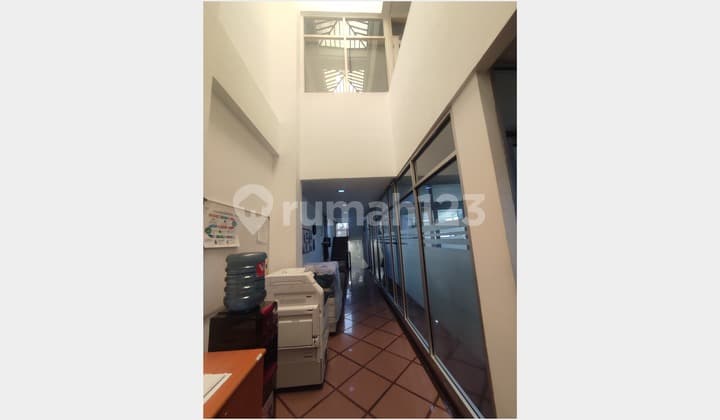 Gedung Kantor 3,5 Lantai Bagus, Parkir 11 Mobil, Cikini, Jakpus
