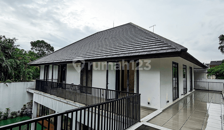 Hunian Townhouse Eksklusif dengan Layout Plong yang Membuat Aktivitas di Lantai 1 Terasa Sangat Lega dan Nyaman.