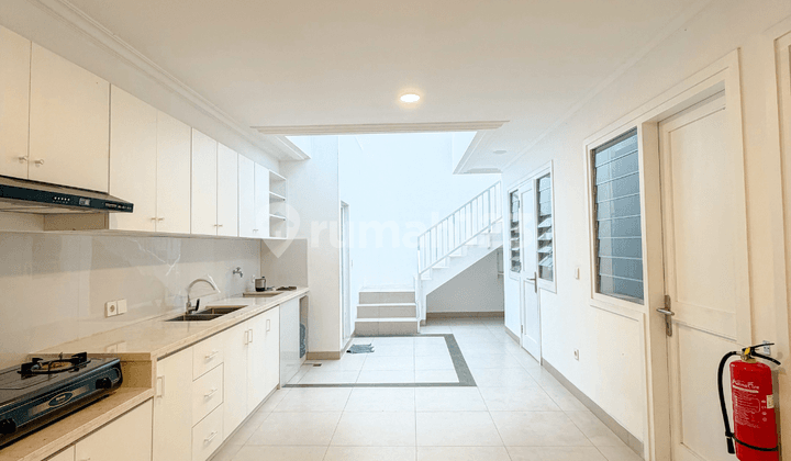 Rumah Kemang Selatan Brand New, American Clasic