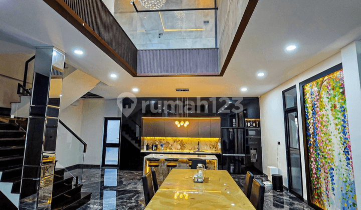Bebas Banjir, Rumah Luxury Industrial , 3 Lantai, SHM, Siap Huni