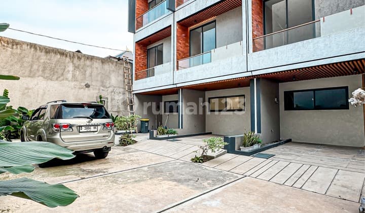 Siap Huni, Rumah, 4 Lantai