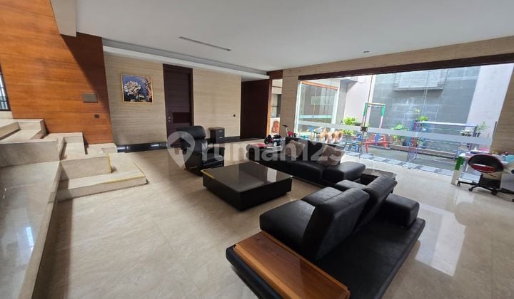 Disewakan Rumah Mewah Singgasana Mekar Wangi Dekat Tol