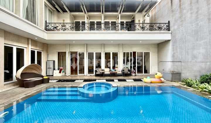 Dijual Rumah Mewah Area Senayan LT 589M² + Pool | Lebar 22M - Kebayoran Baru, Jakarta Selatan
