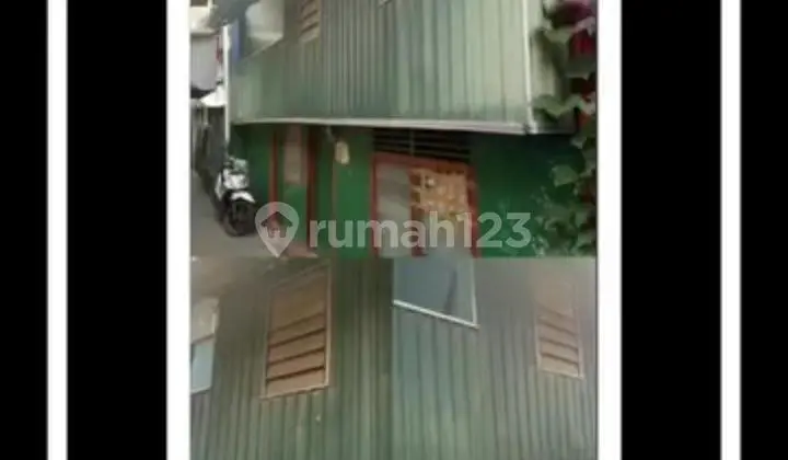 House on Jl Banda, Lorong LB: 32 m², Land area: 32 m² (8x4). Bathrooms: 1, Bedrooms: 2, Floors: 1. Facing: North, Electricity: 900W, Water source: Borewell, Certificate: SHM. Located in the city center, suitable for business, warehouse, and swiftlet bird nest. IDR 485 million, negotiable.