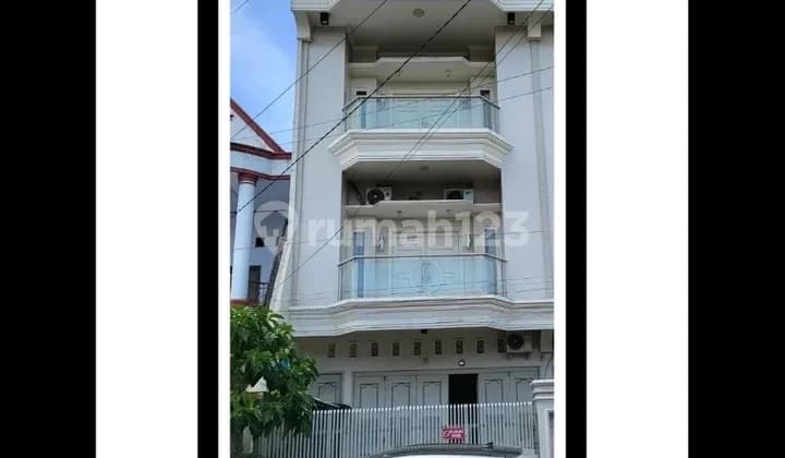 House on Jl Singa, Makassar Land Area 5x28, Building Area 360 m², 5+1 Bedrooms, 5 Bathrooms, Electricity 2,200W - PDAM, Rp 3.9 Billion