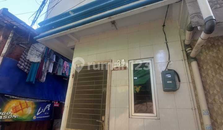 House, 3 Floors, in Mangga Besar, Strategic Location Near Transjakarta Bus Stop