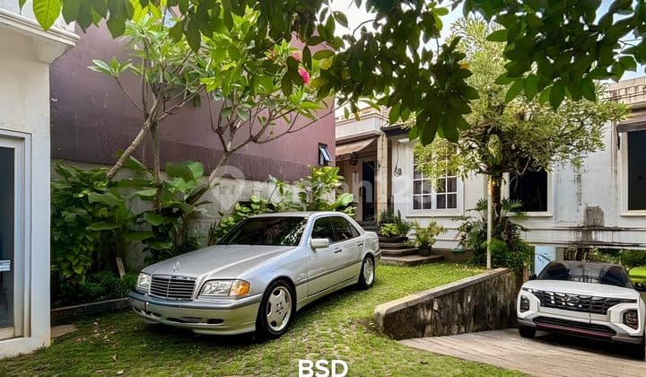 Dijual Rumah dengan Taman Luas Lokasi Strategis di BSD