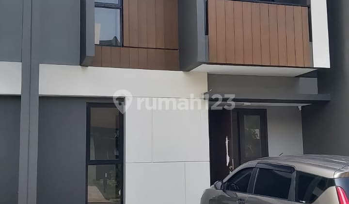 Disewakan Rumah Summarecon Crown Gading - 2 Lantai, Lingkungan Eksklusi