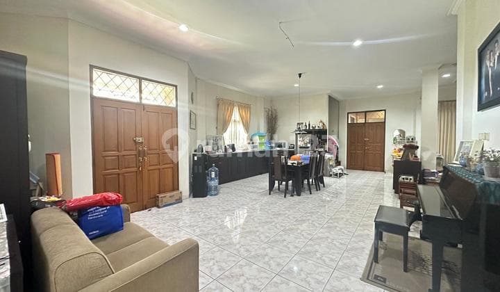 Rumah Hook Luas dan Terawat di Setraduta Bandung