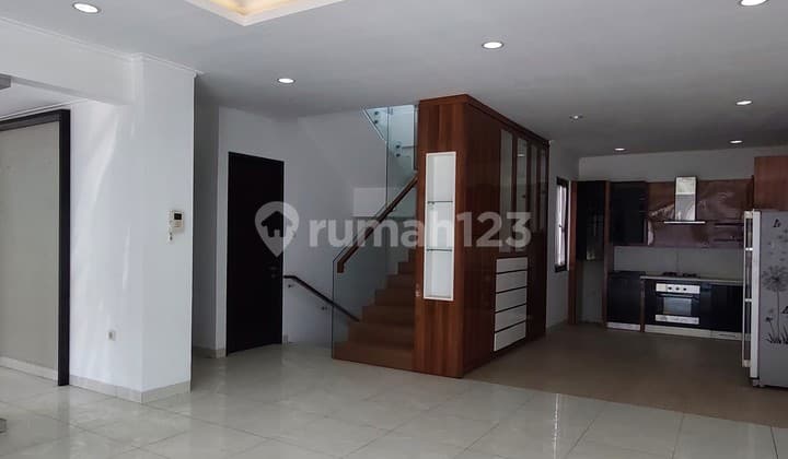 Luxury 3-Story House at Sudirman Town House