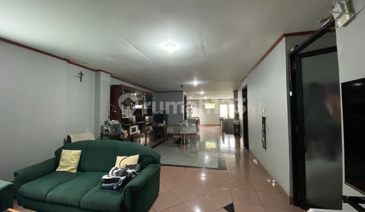 Rumah 3,5 Lantai Dengan Carport Yang Luas di Setiabudi
