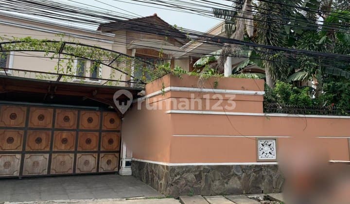 Rumah Mewah dengan Kolam Renang di Pasar Minggu Jakarta Selatan