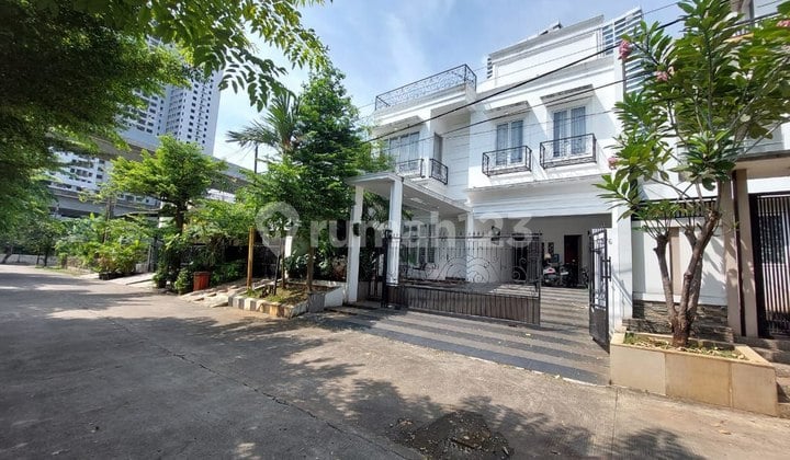 Rumah Lux 2 Lantai Semi Furnish di Dalam Perumahan Dekat Galaxy Bekasi