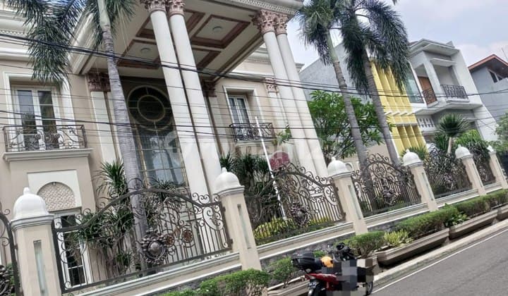 Rumah Mewah dengan Kolam Renang Full Furnish di Duren Sawit Jakarta Timur