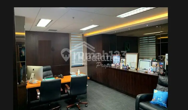 Ruang Usaha di Pandanaran , Semarang ( Jo 8567 )