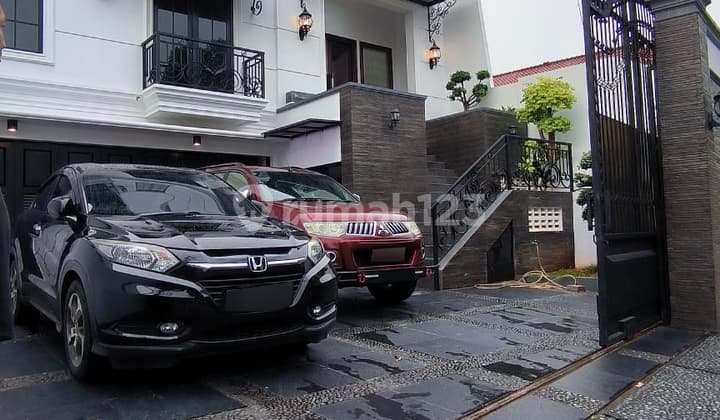 Jual Cepat Turun Harga Rumah 3 Lantai Private Lift Dan Pool di Menteng Jakarta Pusat