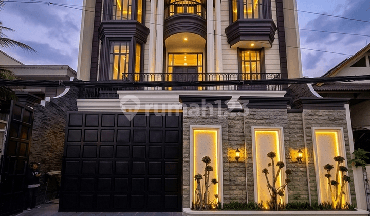 Sultan Pejaten 4-Story House