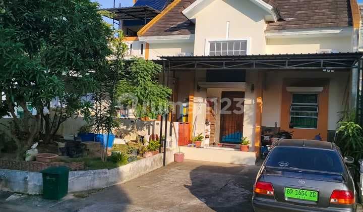 Dijual Rumah Cantik 1,5 Lantai di Beverly Park