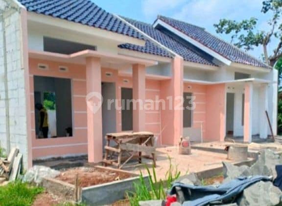 Promo Kemerdekaan Dijual rumah nyaman diskon 100 juta u pembelian Cash keras dan diskon 50 juta rupiah untuk KPR, Luas tanah 75 meter persegi luas bangunan 43 meter persegi lokasinya strategis tunggu apa lagi siapa cepat dapat di Kavling Polri Arco Depok,