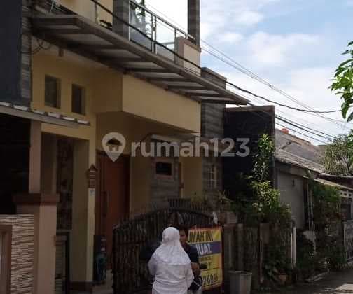 Rumah 3 Lantai Bangunan Kokoh Dekat Tol Buah Batu