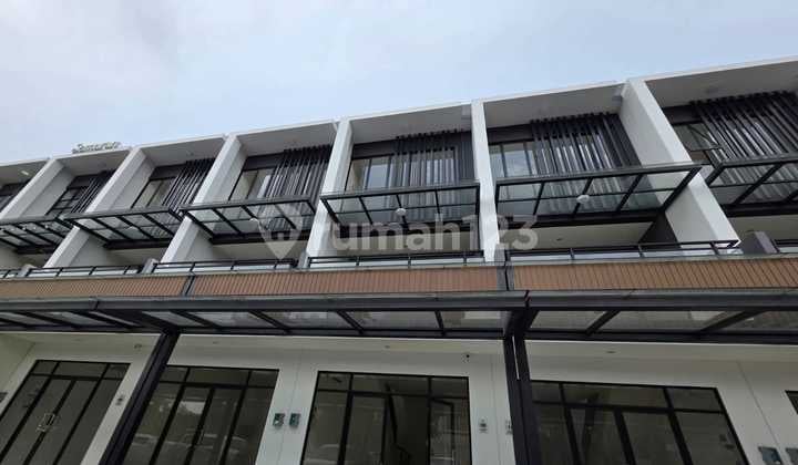 Ruko Hampton Avenue 3 Floors on Jalan Boulevard Gading Serpong Near Papaya