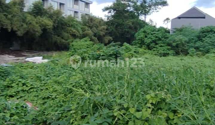 Prime main road in Nelayan beach area