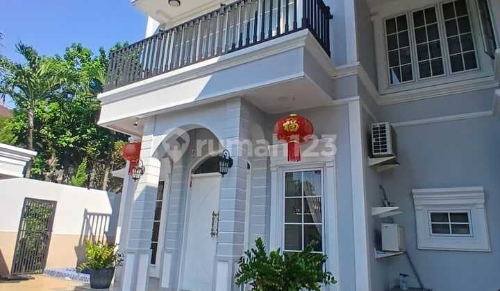 Rumah Hoek 3.5 Lantai dengan Kolam Renang di Taman Grisenda