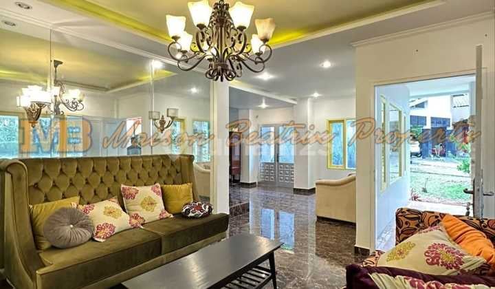 Rumah Cantik Siap Huni Posisi Hook Lokasi Nyaman dan Strategis di Cirendeu