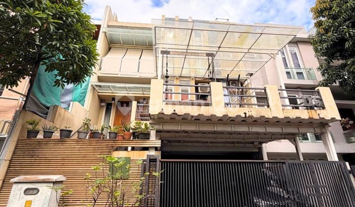 Rumah 4 Lantai Terawat Siap Huni Sangat Strategis di Villa Pondok Indah, Kebayoran Lama