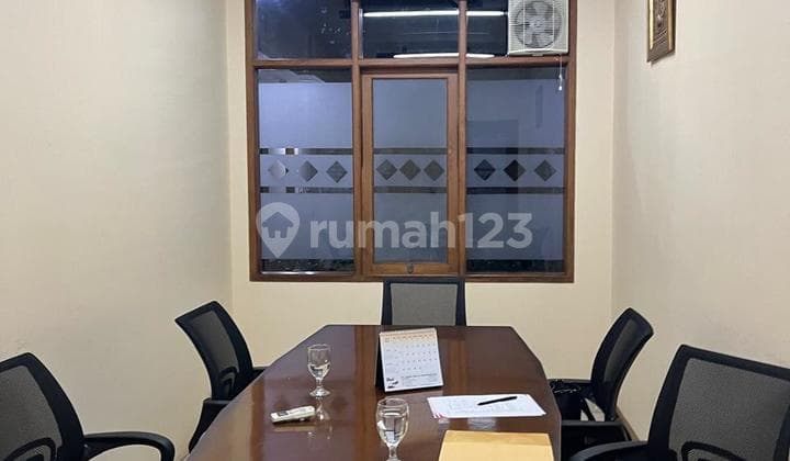 Ruang Usaha 3 Lantai di Sayap Riau Luas & Siap Pakai