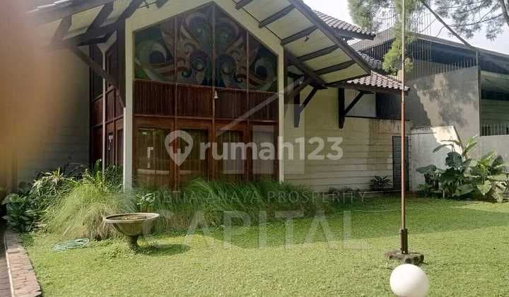 Rumah Besar Art Deco dengan Halaman Luas di Area Hegarmanah Bandung