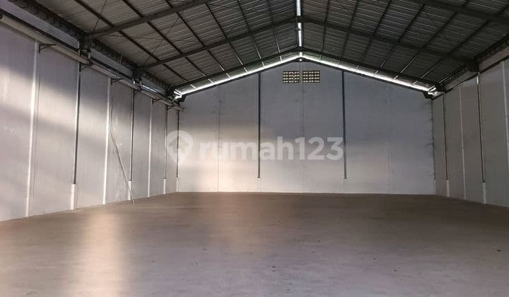 Rent Warehouse 16000m2 Beside Kombos Main Road Suitable for Distributors