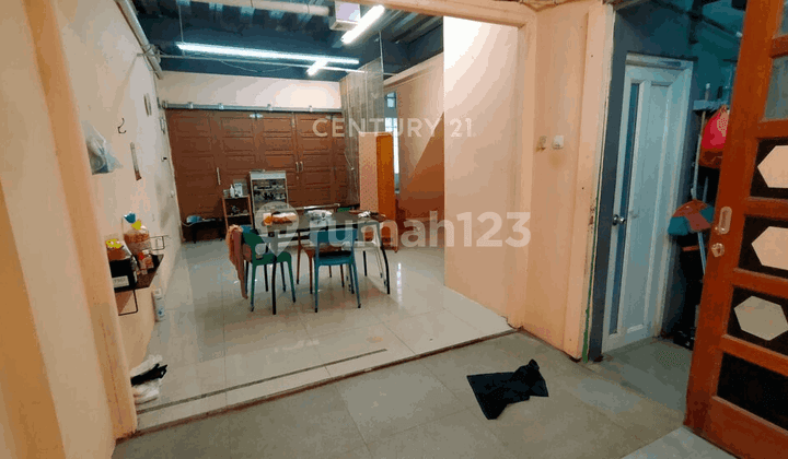 Ruko 3 Lantai Lokasi Strategis Bebas Banjir di Pisangan S8003