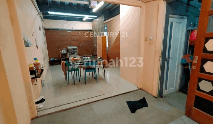 Ruko 3 Lantai Lokasi Strategis Bebas Banjir di Pisangan S8003