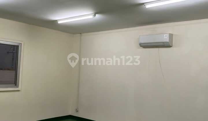 For Rent Warehouse Cakung Strategic Warehouse in Cakung Industrial Area, Suitable for Logistics Business, Distribution, Workshop, and Goods Storage.