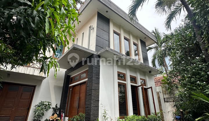 Dijual Rumah di Senopati 2 Lantai Lokasi Strategis Plus