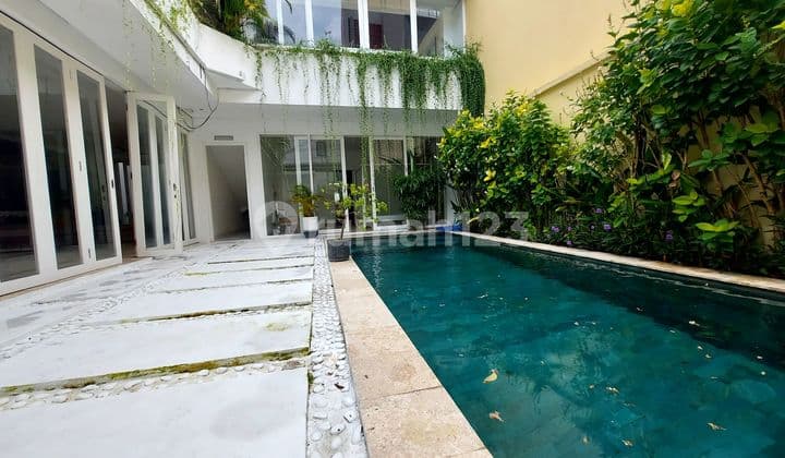 Villa Sewa Modern Tropis 3 Kamar Tidur di Berawa Canggu