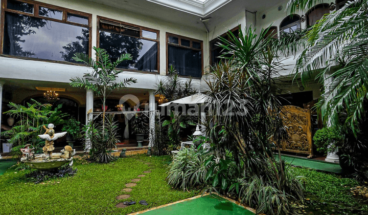 Siap Huni, Rumah Old Money, 2 Lantai, SHM, Bebas Banjir