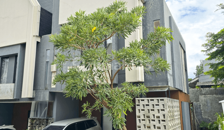 Bebas Banjir, Rumah Amadea Townhouse, 2 Lantai, SHM, Siap Huni