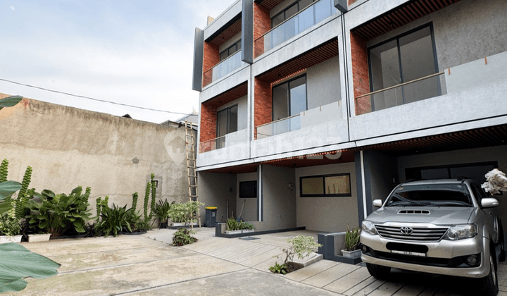 Rumah 4 Lantai Dalam Cluster Di Bnagka