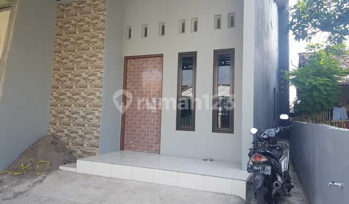 Rumah Bangunan di Tengah Kota