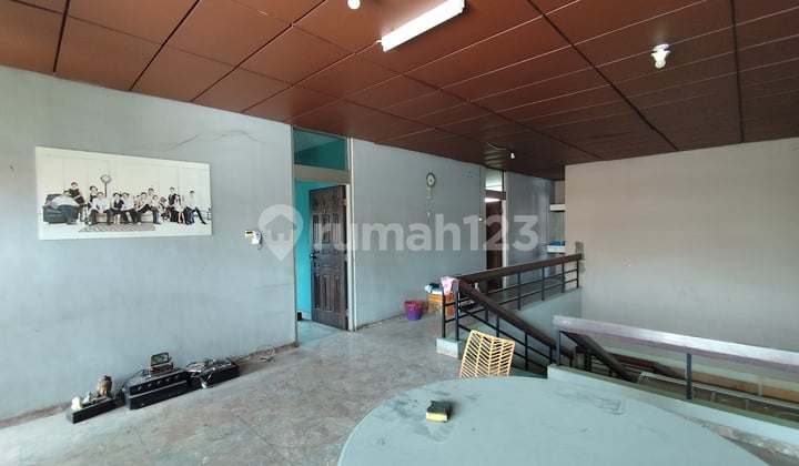 Disewakan Ruang Usaha 80m² Tengah Kota Parkiran Besar