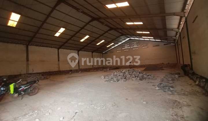 Gudang Strategis di Jalan Raya Mranggen Semarang