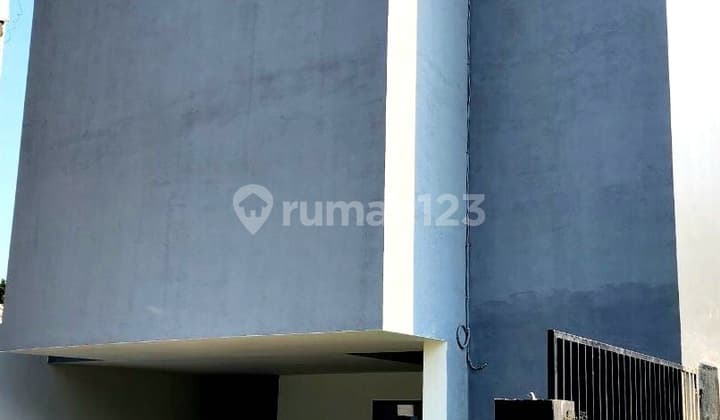 Rumah Tropikal Industrialis. Pondok Labu. Jakarta Selatan.lata