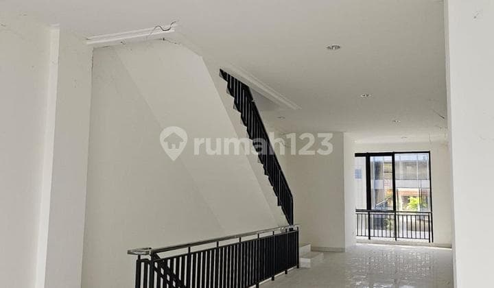 Dijual Ruko Batavia Ebony Pik, Area Strategis dengan View Danau