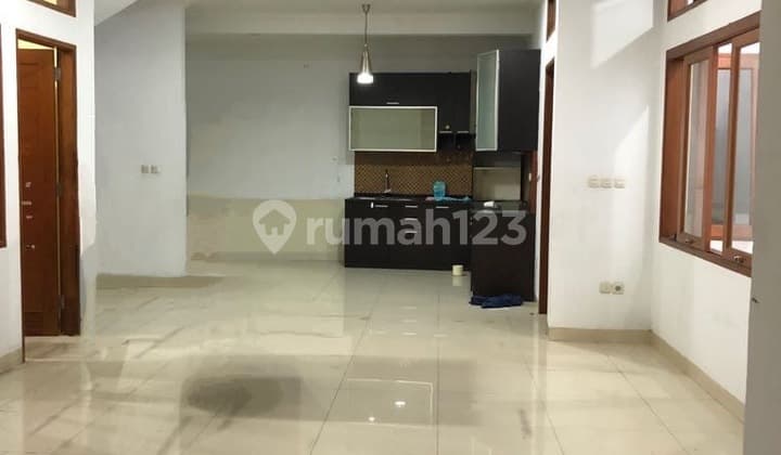 Tengah Kota Rumah Lantai Granit Siap Huni
