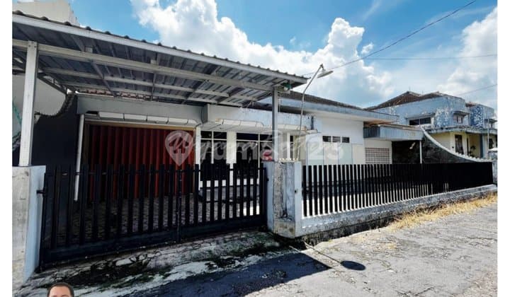 Rumah Luas Lokasi Tengah Kota Cocok untuk Hunian