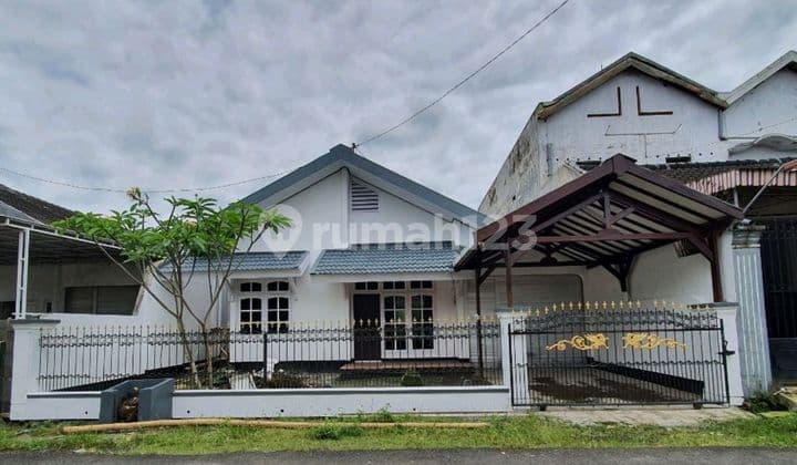 Sewa Rumah Besar Tengah Kota Jember. Cocok Untuk Kantor Atau Hunian