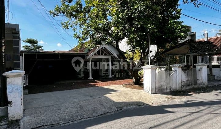 Spacious House in the Center of Jember City. Suitable for Residence or Cafe Business.